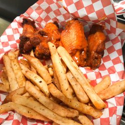 Three Generations Food Truck - Wings and fries