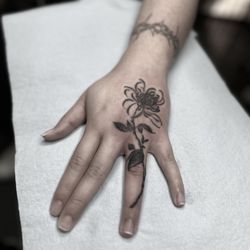 Emerald Tattoo & Piercing - Elk Grove - Spider Lily hand tattoo by Pepe

pepe.emeraldtattoo.com