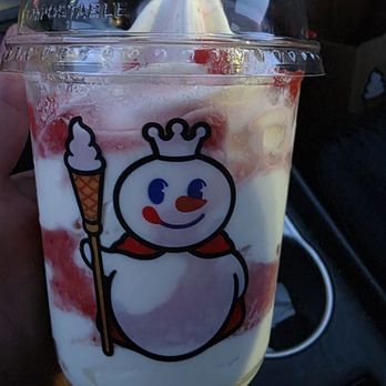 Mixue - Strawberry sundae - Ice Cream & Frozen Yogurt Near Me - Sunnyvale, California