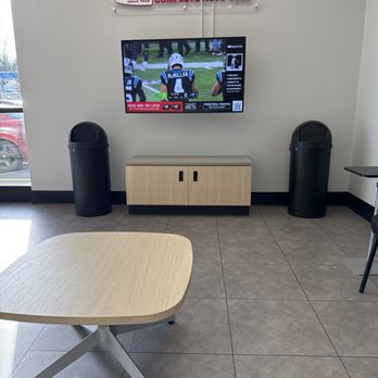 Firestone Complete Auto Care - Waiting room - Tires Near Me - Kent, Washington