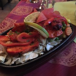 Bega Restaurant - Tandoori Hühnchen auf Kohl und Gemüse mit Reis. Wird brutzelnd auf der heissen Gusseisenplatte zum Tisch gebracht. Glutenfrei.