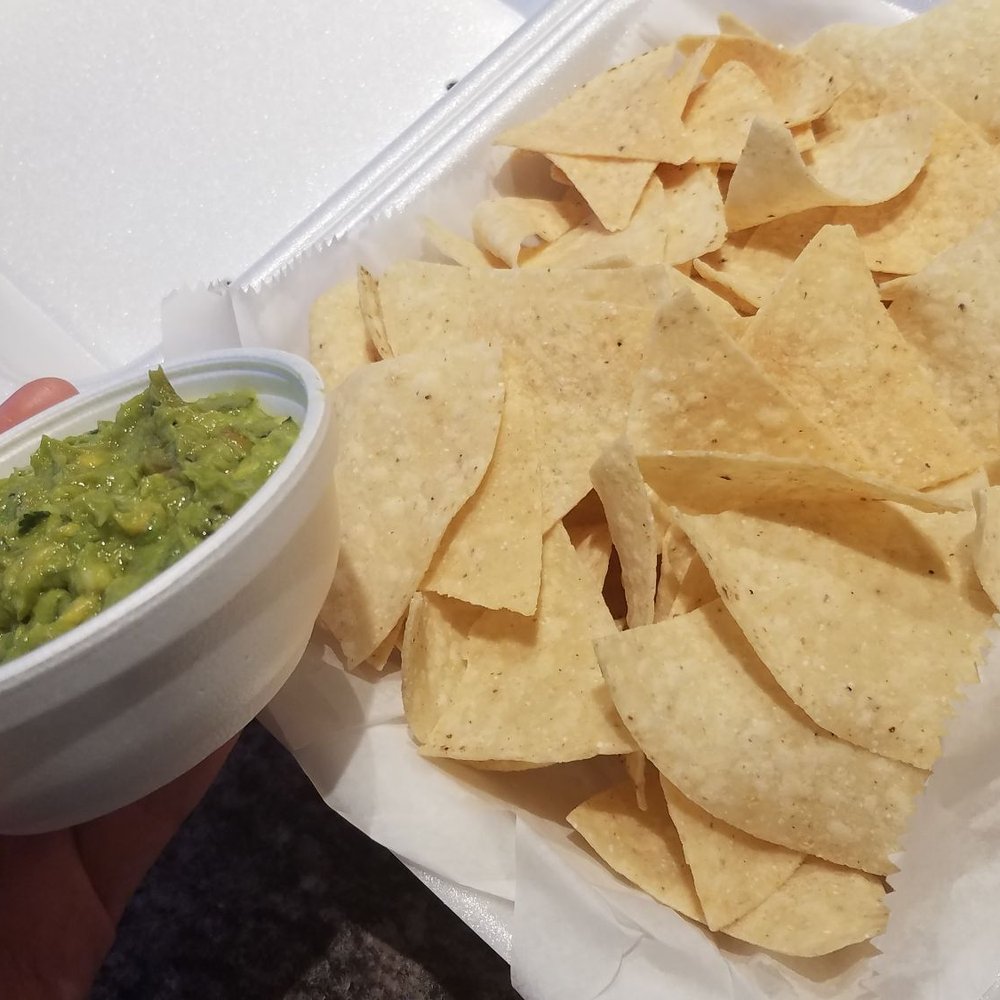 El Pariente Mexican Grill - Chips & guac - Tacos Near Me - White Bear Lake, Minnesota