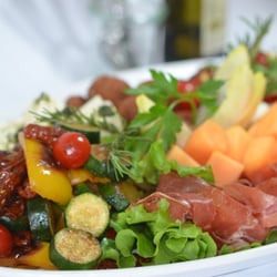 Hamm - Mediterrane Vorspeisenplatte. Eine Alternative zum eintönigen Büroessen! Einfach mit Kollegen zusammen bestellen.