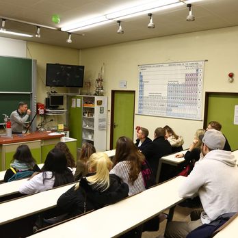 Askanische Oberschule - Chemie, kleines Experiment von Herrn Papenfuß (leider stimmt die zeitliche Reihenfolge nicht sorry) - Middle Schools & High Schools Near Me - Berlin, BE