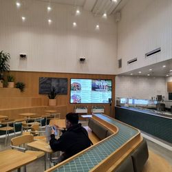 sweetgreen - Healthy Salads, Wraps, and Bowls - Trendy and Spacious