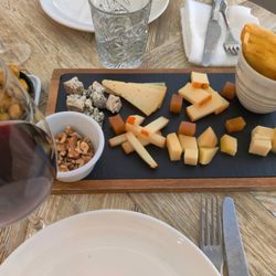 AC Hotel by Marriott Victoria Suites - Cheese board.