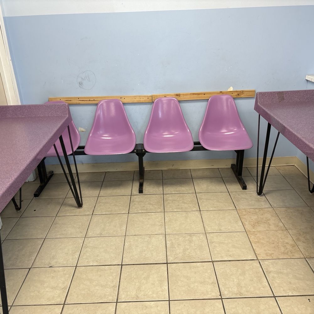 Brushy Hill Laundromat - sitting and folding area - Laundromat Near Me - Branford, Connecticut