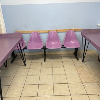 Brushy Hill Laundromat - sitting and folding area - Laundromat Near Me - Branford, Connecticut Brushy Hill Laundromat - sitting and folding area - Laundromat Near Me - Branford, Connecticut