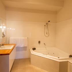 Birdwood Motel - Bathrooms