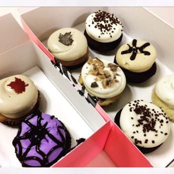 Georgetown Cupcake - Chocolate vanilla, peanut butter fudge, key lime, toffee, pumpkin spice, pumpkin cheesecake, chocolate spider - Cupcakes Near Me - Washington, DC, District of Columbia