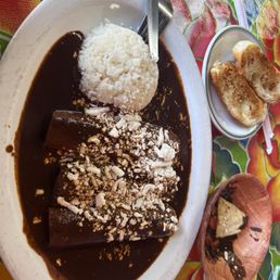 Enmoladas de mole rojo rellenas de pollo. Enmoladas de mole rojo rellenas de pollo.
