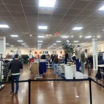 Tommy Hilfiger - Outlet Stores Near Me - Elizabeth, New Jersey Tommy Hilfiger - Outlet Stores Near Me - Elizabeth, New Jersey