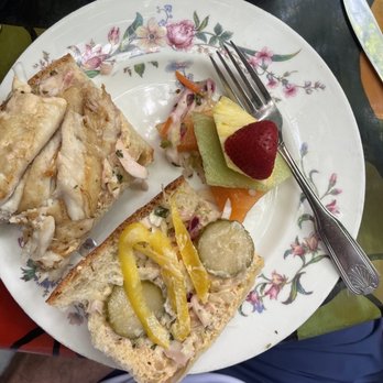 Blue Heaven - Yellowtail snapper sandwich - Breakfast & Brunch Near Me - Key West, Florida
