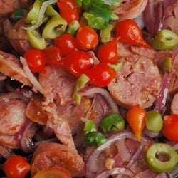 Mocotó Bar e Restaurante - Calabreza com cebola roxa, na cachaça.