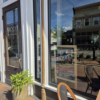 Brood Restaurant and Bar - The outdoor small seating area. - Desserts Near Me - Salem, Virginia