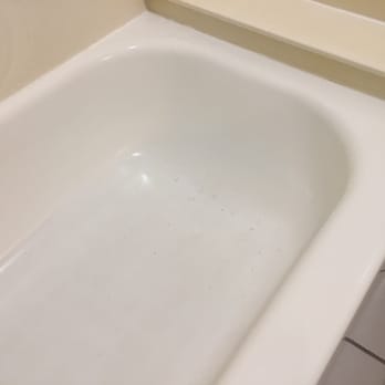 SpringhHill Suites - Orlando - Chipped and pitted bath tub - Hotels Near Me - Orlando, Florida
