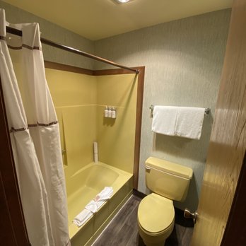 Hi Tide Oceanfront Inn - Spotless bathroom even if it's dated - Hotels Near Me - Seaside, Oregon