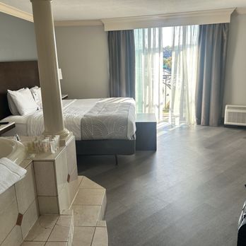 Radisson Hotel Cincinnati Riverfront - Clean vey nice - Hotels Near Me - Covington, Kentucky