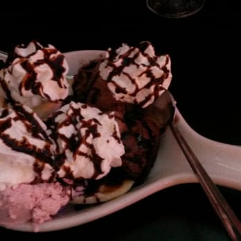 Cool Cat Cafe - Banana split over hot brownie - American Near Me - Pismo Beach, California Cool Cat Cafe - Banana split over hot brownie - American Near Me - Pismo Beach, California
