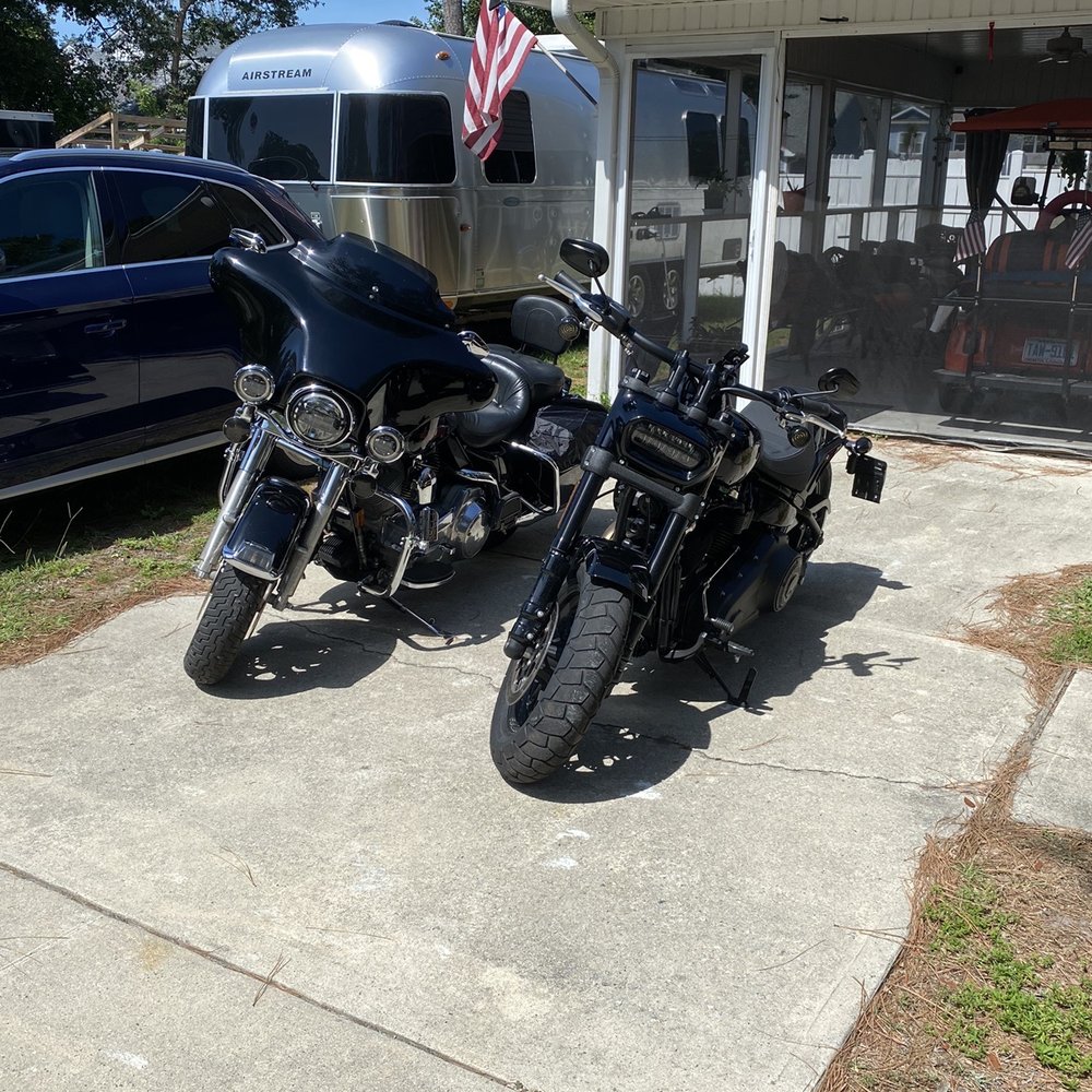2007 Electra Glide Std ( left) , 2018 Fatbob