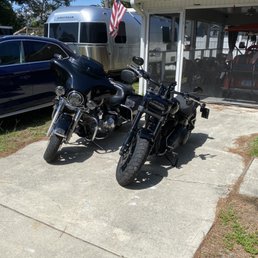 2007 Electra Glide Std ( left) , 2018 Fatbob