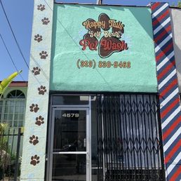 Exterior outside entrance of Happy Tails - Happytails self wash - Los Angeles, California Exterior outside entrance of Happy Tails - Happytails self wash - Los Angeles, California