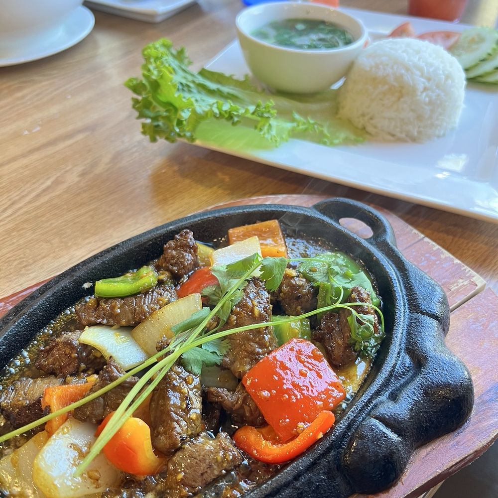 Pho G-Beef - C6. Shaken Beef Steak Fillet Rice Plate with Bell Peppers - Vietnamese Near Me - San Diego, California Pho G-Beef - C6. Shaken Beef Steak Fillet Rice Plate with Bell Peppers - Vietnamese Near Me - San Diego, California