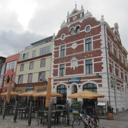 Hotel Hiddenseer - links das Hotel Hiddenseer, rechts daneben das Restaurant Hiddenseer