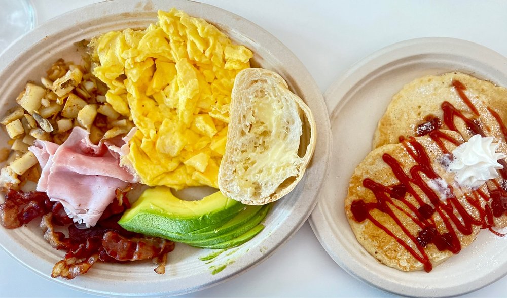Lluvia Deli Bar Image