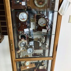 Han's Clock & Watch Repair - Interior