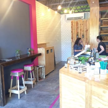 Green Monster - Mesitas e interior del local - Salad Near Me - Monterrey, NLE