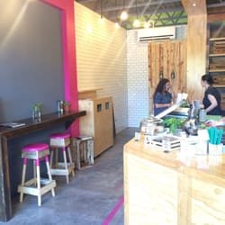 Green Monster - Mesitas e interior del local