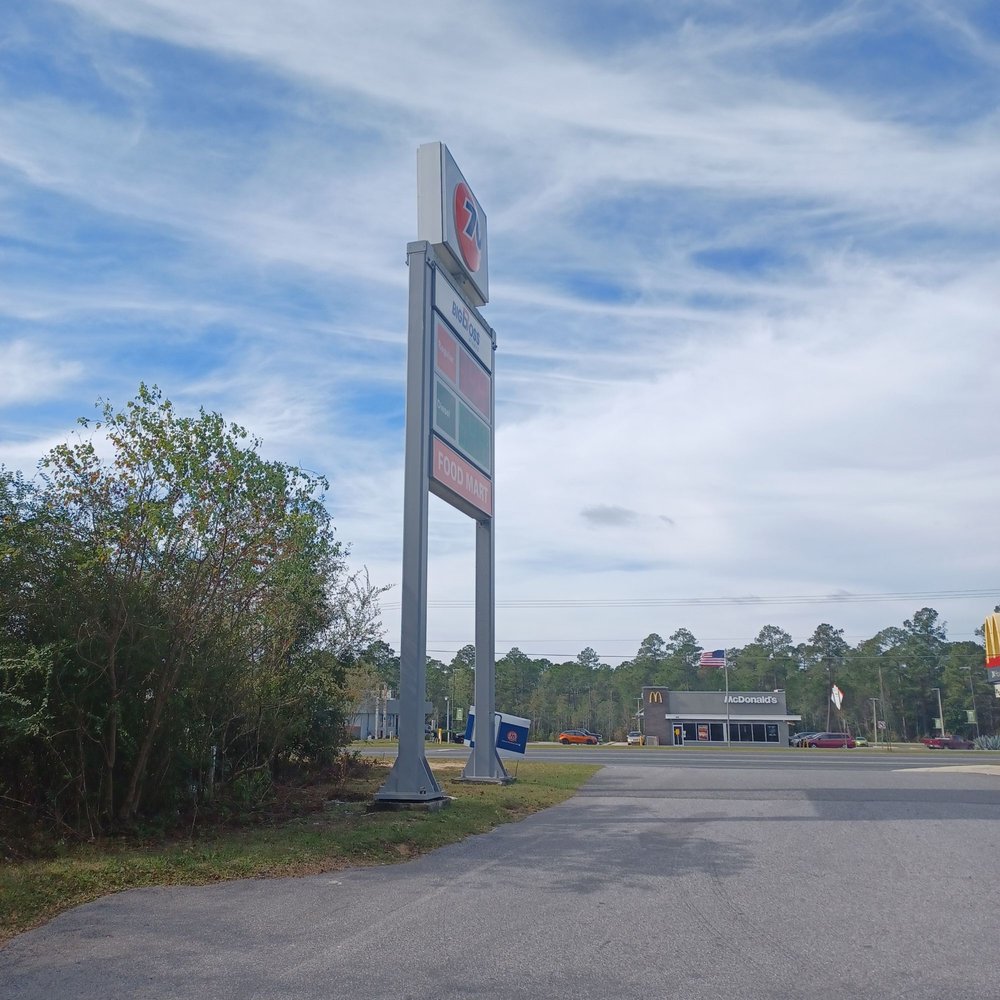 Big Boss 76 - a gas station with a gas station sign in the foreground - Gas Stations Near Me - DeFuniak Springs, Florida