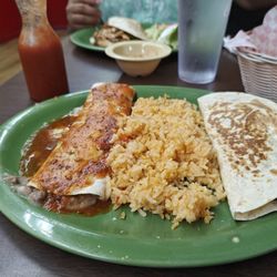 El Cajelito - Bean burrito, arroz rojo and mushroom quesadilla