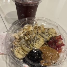 Açaí smoothie, greens bowel