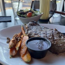 Sirloin steak (special) with roasted carrots.