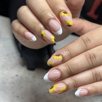 Kitchen Nail Bar - Mountain View - Sunflower Nails by Tracey - Nail Salons Near Me - Mountain View, California