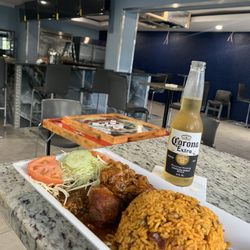 La Placita Bar & Grill - Moro de abichuela roja com pollo guisado