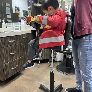 Buzzes 'n Beehives - Neysa working quickly and efficiently - Hair Stylists Near Me - San Marcos, California Buzzes 'n Beehives - Neysa working quickly and efficiently - Hair Stylists Near Me - San Marcos, California