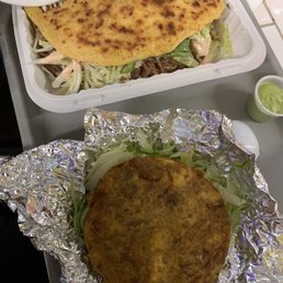 Cachapa (l) and patacon (r) Cachapa (l) and patacon (r)