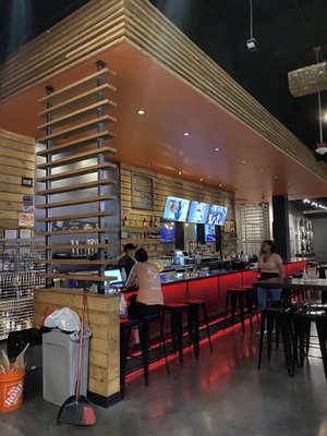 Dueling Axes Las Vegas | Axe Throwing Bar by null