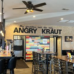 TJ's Burgers, Wings, and Pizza - Decor
