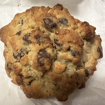 Levain Bakery - Back Bay, Boston - Chocolate Chip Walnut Cookie - Bakeries Near Me - Boston, Massachusetts Levain Bakery - Back Bay, Boston - Chocolate Chip Walnut Cookie - Bakeries Near Me - Boston, Massachusetts