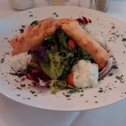 Klein & Fein - Strudelteigröllchen auf Tsatsiki