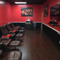 Blue Smoke & Smokin' Joe's Cigar - Nice lounge with about 13 seats