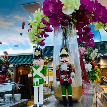 Mandarin Restaurant - Inside special decor for Christmas - Buffets Near Me - Scarborough, Ontario Mandarin Restaurant - Inside special decor for Christmas - Buffets Near Me - Scarborough, Ontario
