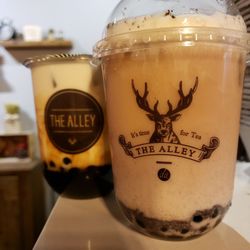 The Alley - Garden bbt in front, derrioca in the back