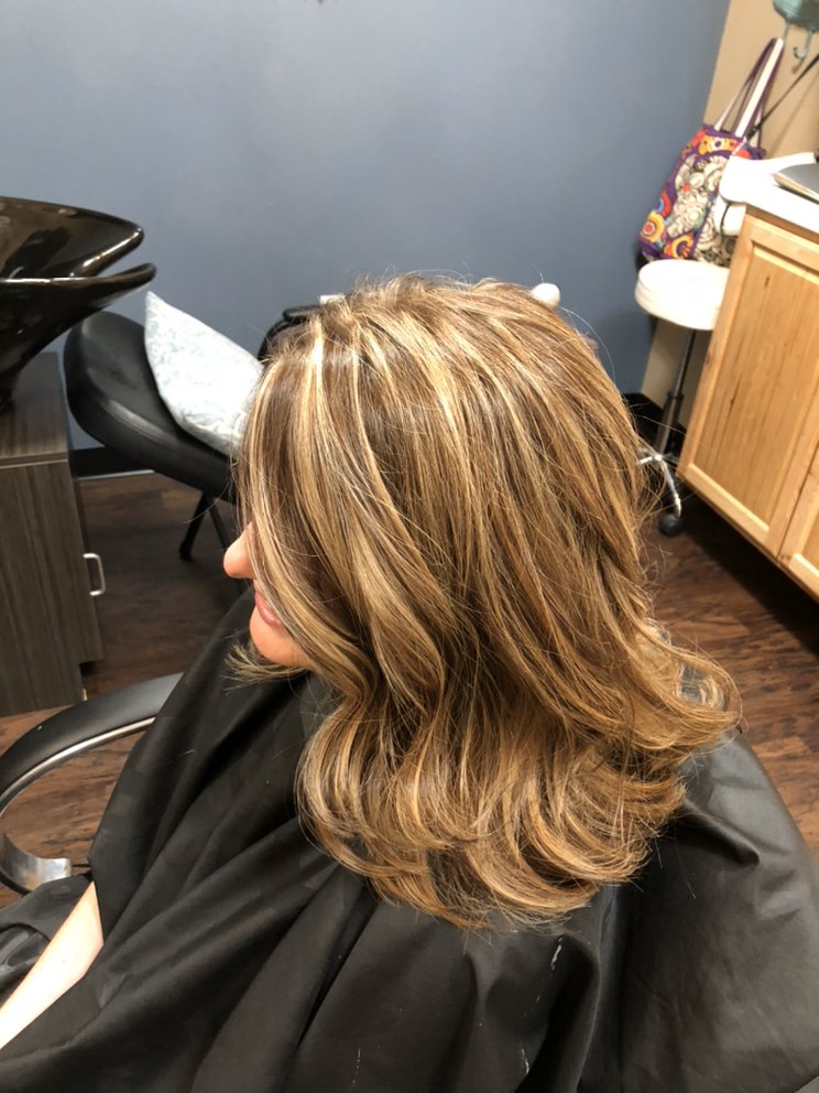 Molly's salon Logo