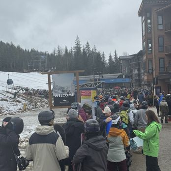 Revelstoke Mountain Resort - Yep, that's the line for the gondola so you can get on the hill. I got in line at 9 AM and started my first run at 10:31. - Ski Resorts Near Me - Revelstoke, British Columbia
