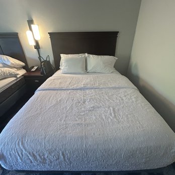 Hampton Inn Winfield/Teays Valley - One of two queen size beds in the room - Hotels Near Me - Hurricane, West Virginia